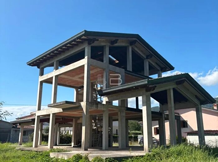 Casa trilocale in vendita in Via Nespolo, Pietrasanta