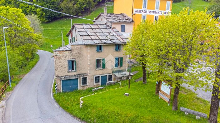 Casa con 18 locali in vendita in Contrada Croce, Bosco Chiesanuova