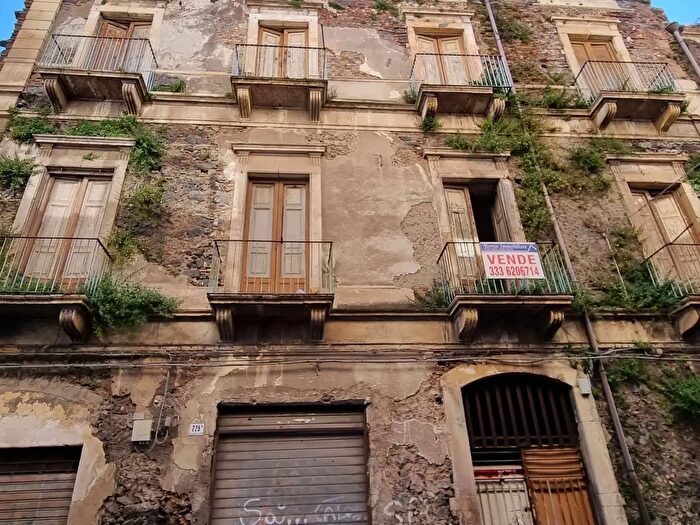 Casa con 20 locali in vendita in Catania