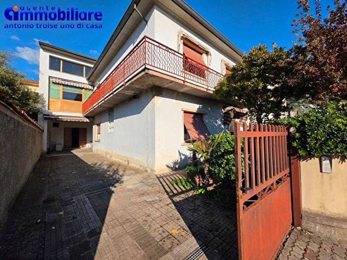 Casa con 6 locali in vendita in Piazza Antonio Gramsci, Centro, Agliana