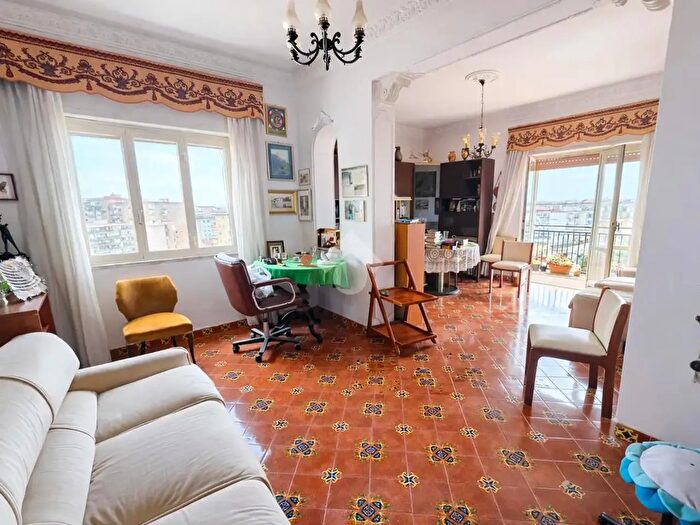 Appartamento con 5 locali in vendita in Via Gabriele Jannelli con Posto Auto, Napoli