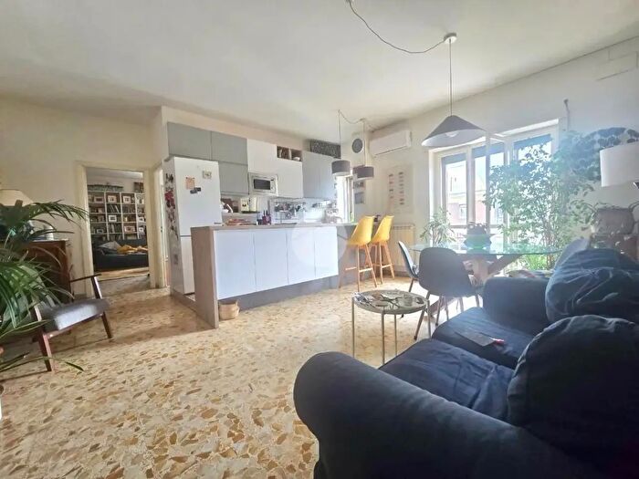 Appartamento trilocale in affitto in Via San Domenico, Napoli