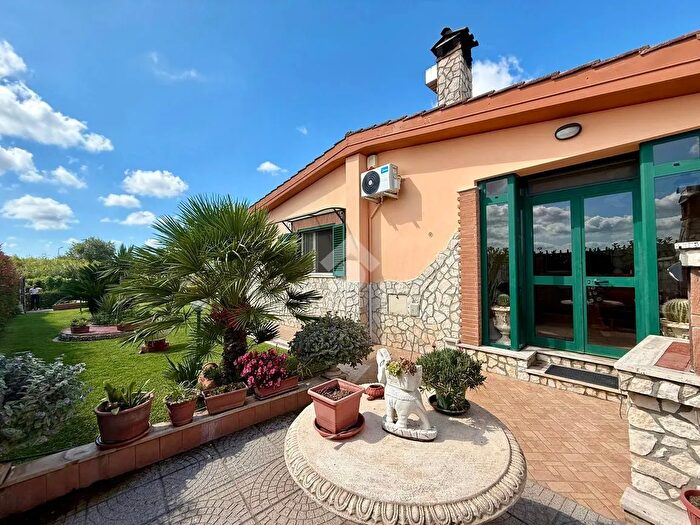 Casa trilocale in vendita in Via Portatore, Aprilia