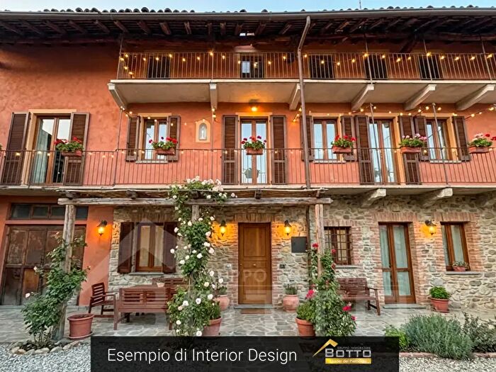 Casa con 6 locali in vendita in Via Madonna, Cameri