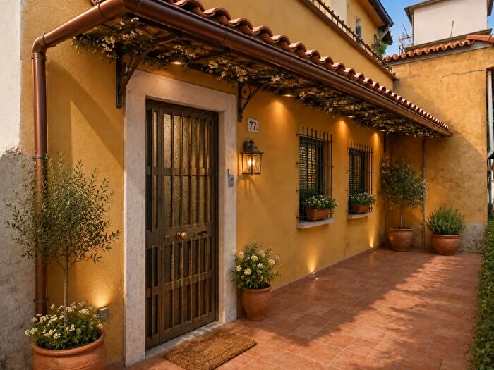Casa quadrilocale in vendita in Carrara