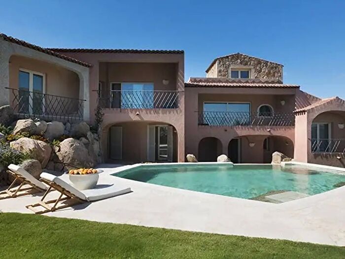 Casa con 6 locali in vendita in Via degli Oleandri, Arzachena