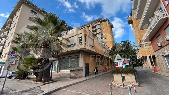 Appartamento trilocale in vendita in Via Imperatore Federico, Palermo