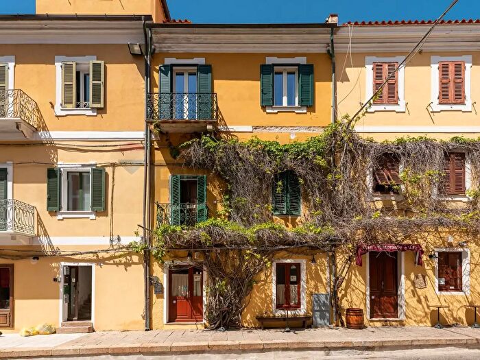 Appartamento con 7 locali in vendita in Via Vittorio Emanuele, La Maddalena