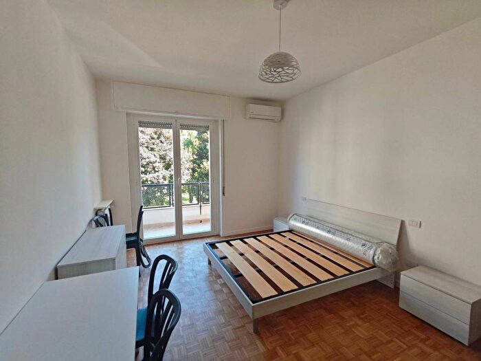 Appartamento trilocale in affitto in Via Andrea Maffei, Montenero, Milano