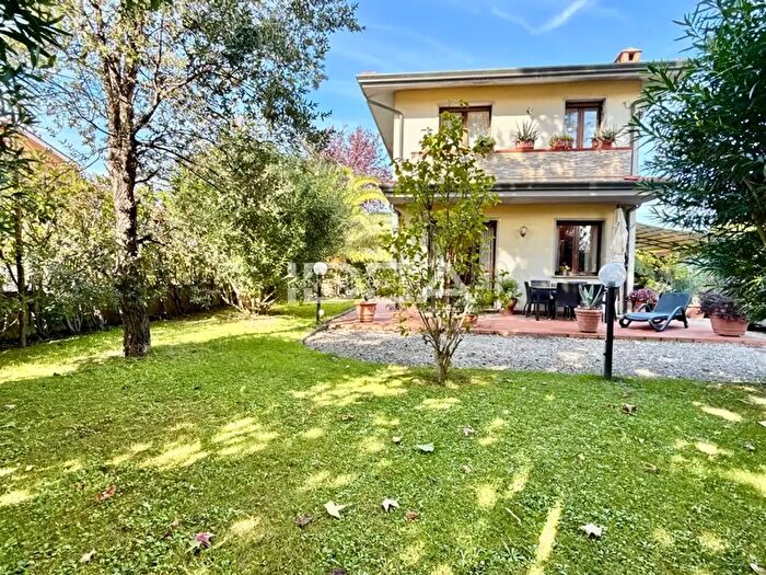 Casa quadrilocale in vendita in Via Romana, Lucca