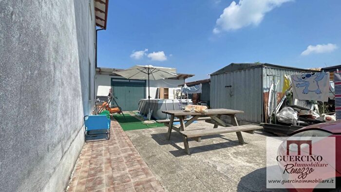 Casa con 7 locali in vendita in Via del Salice Cento, Cento