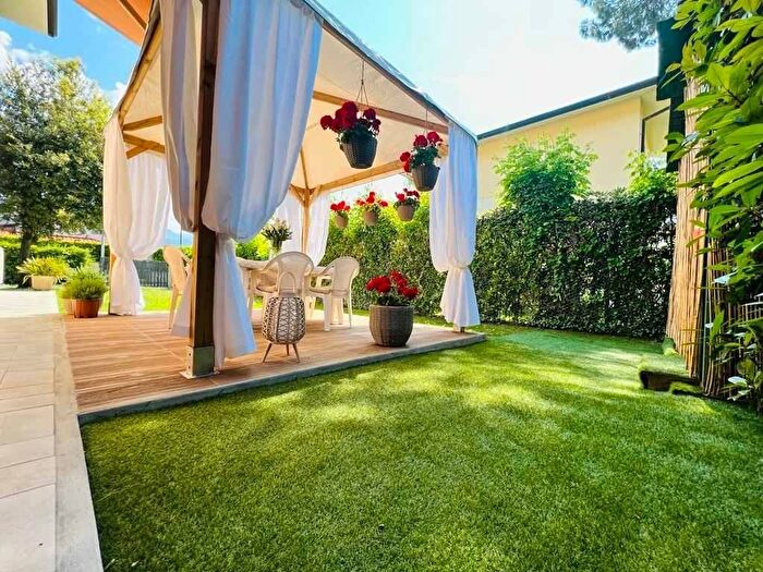 Casa con 6 locali in affitto in Via San Camillo, Vittoria Apuana, Forte dei Marmi
