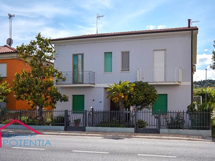 Appartamento trilocale in vendita in Via Aprutina, Potenza Picena