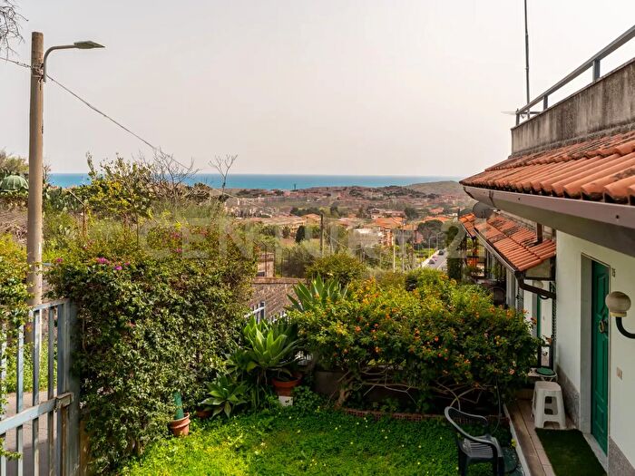 Casa con 6 locali in vendita in Via Santa Rosa da Lima, Catania