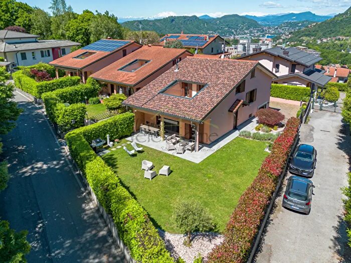 Casa quadrilocale in vendita in Via Rovascino, Lipomo