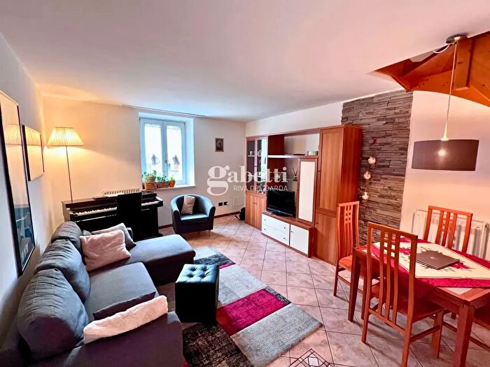 Casa quadrilocale in vendita in Via al Monte Gazza, Vallelaghi