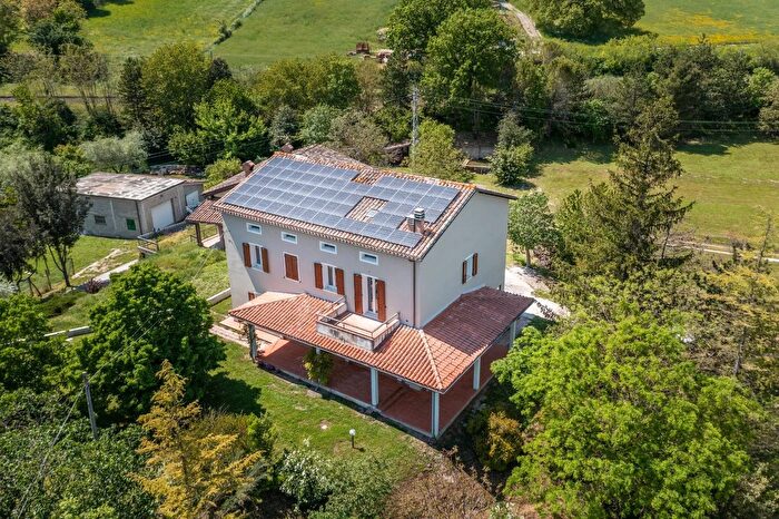 Appartamento con 12 locali in vendita in Viale Pietro Miliani, Fabriano