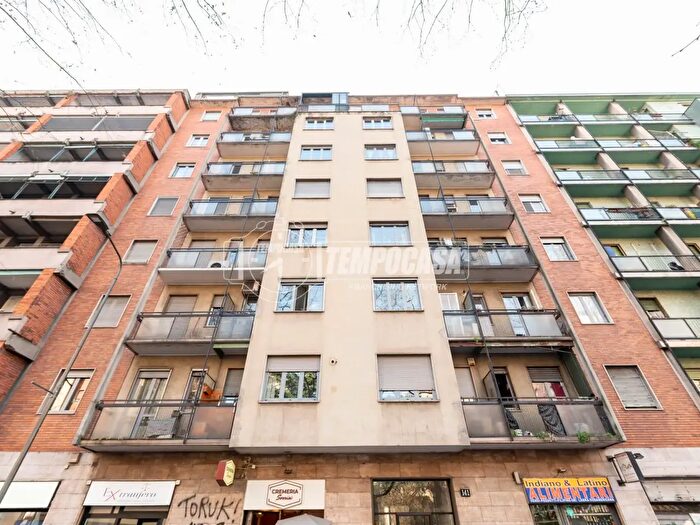 Appartamento trilocale in vendita in Via Lorenteggio, Milano