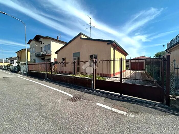Casa quadrilocale in vendita in Isola Della Scala
