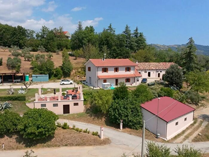 Casa con 7 locali in vendita in Contrada Fonte del Latte, Teramo