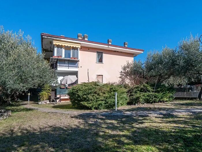 Appartamento quadrilocale in vendita in Via Turisendo dei Turisendi, Garda