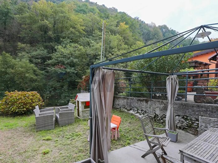 Appartamento con 6 locali in vendita in Via Lombardo, Campomorone