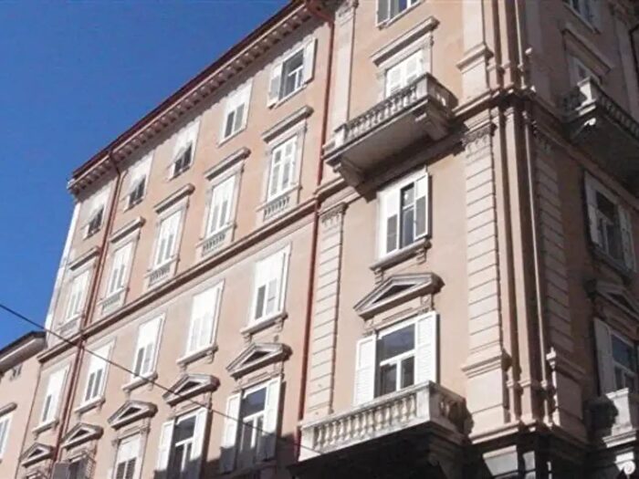 Appartamento trilocale in vendita in Via Valdirivo, Trieste