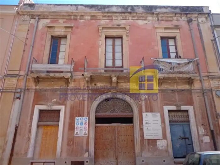 Appartamento con 10 locali in vendita in Via Cesare Braico, Brindisi