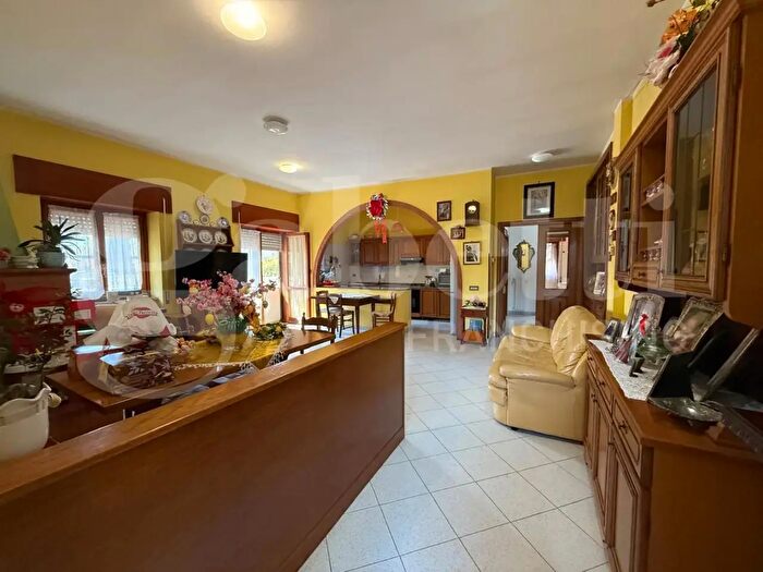 Casa con 11 locali in vendita in Via Granieri, Nettuno