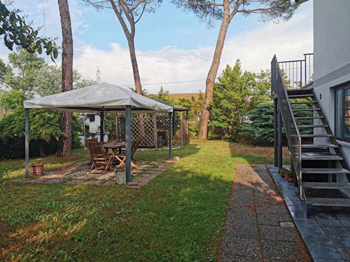 Casa con 11 locali in vendita in Campi Bisenzio, Signa