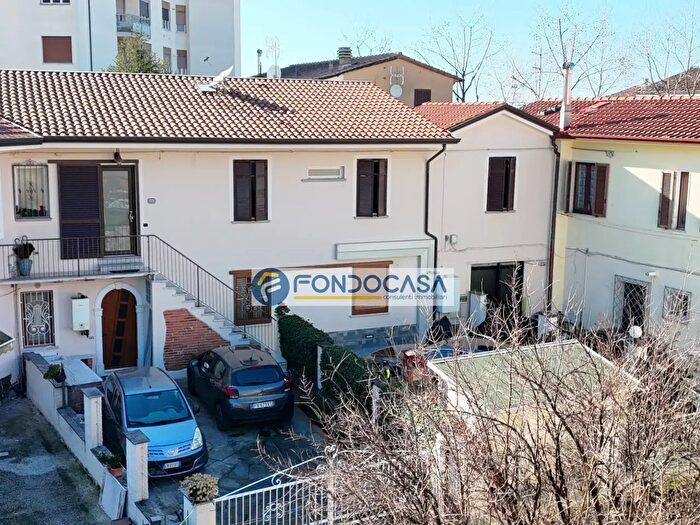 Appartamento quadrilocale in vendita in Viale della Stazione, Massa