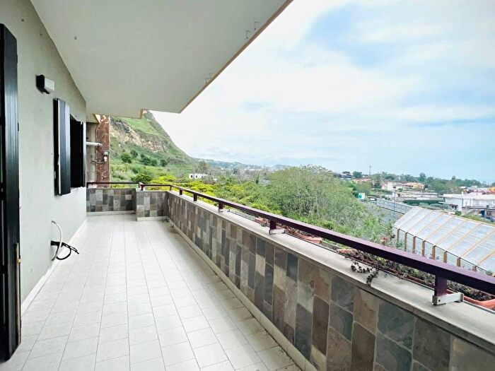 Appartamento trilocale in affitto in Via Vecchia Luciano, Località Toiano Sotto il Monte, Pozzuoli