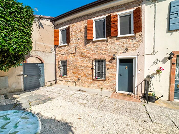 Casa con 6 locali in vendita in Via Settembre, Sustinente