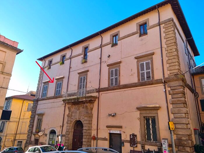 Appartamento con 6 locali in vendita in Piazza Pietro Cuzzoli, Caprarola