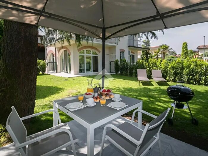 Casa con 7 locali in vendita in Viale Mozart, Sirmione