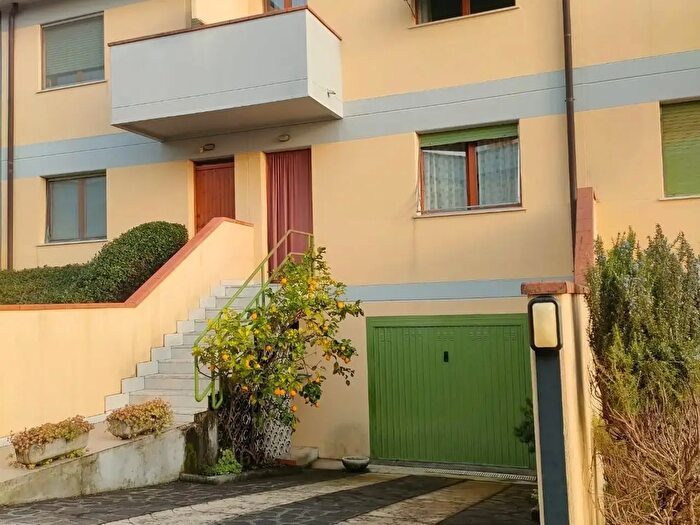 Casa con 5 locali in vendita in Massa