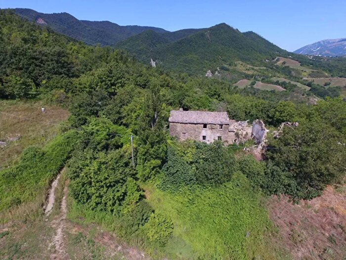Casa quadrilocale in vendita in Via Piano di Balbano, Cantiano