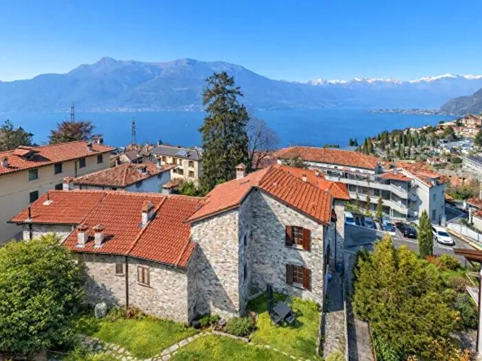 Casa con 6 locali in vendita in Bellano