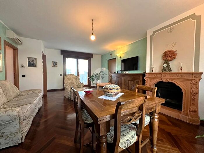 Appartamento quadrilocale in vendita in Piazza Aldo Moro, Santo Stefano Ticino