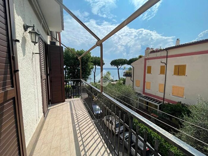 Appartamento trilocale in vendita in Via della Rena, Trevignano Romano