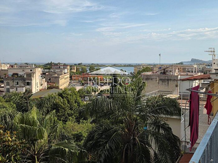 Appartamento trilocale in affitto in Via Antonio De Curtis, Centro, Bacoli