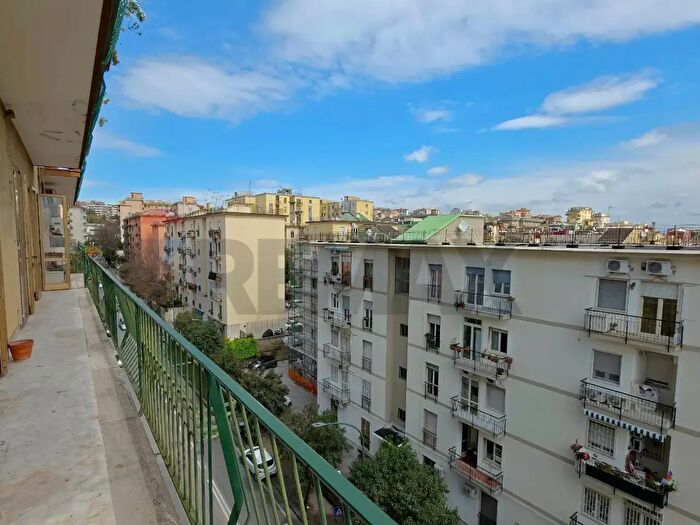 Appartamento con 5 locali in vendita in Napoli