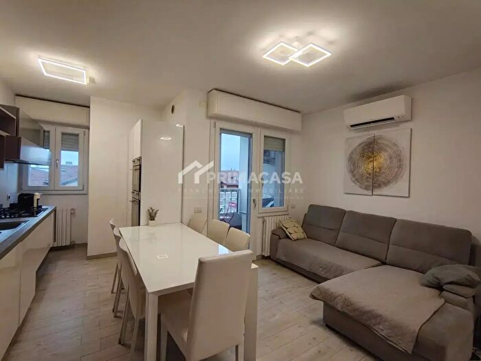 Appartamento quadrilocale in affitto in Via Valenza, Milano