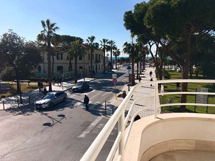 Appartamento con 6 locali in affitto in Via Giacomo Matteotti, Centro, Forte dei Marmi