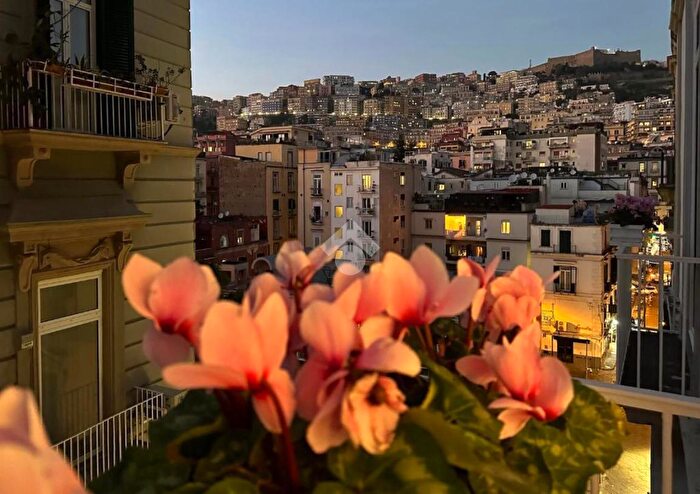 Appartamento con 6 locali in vendita in Via Carlo Poerio, Napoli