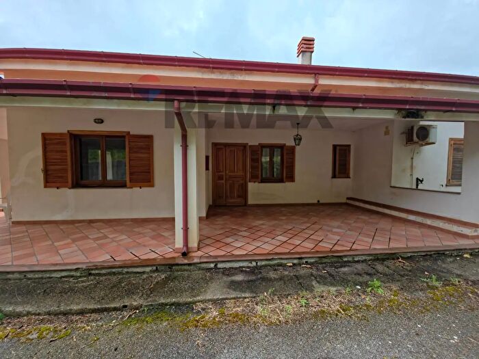 Casa con 8 locali in vendita in Viale Monsignor Domenico Petroni, Cervicati