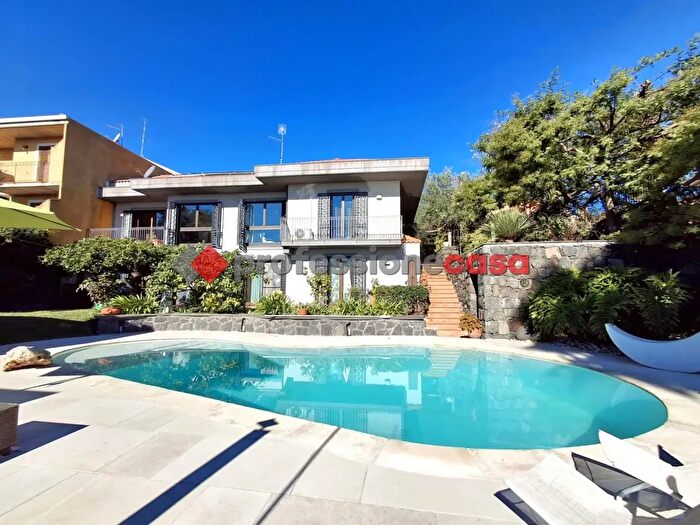 Casa con 11 locali in vendita in Via della Costituzione, Trecastagni