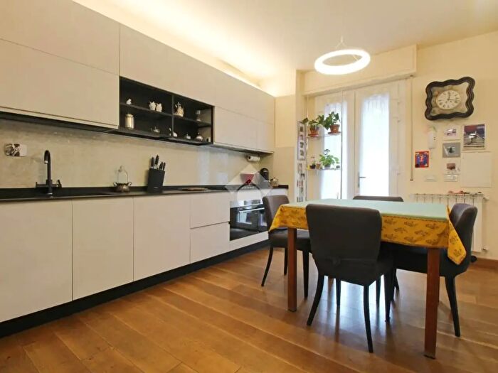 Appartamento con 6 locali in vendita in Via Galileo Ferraris, Prato