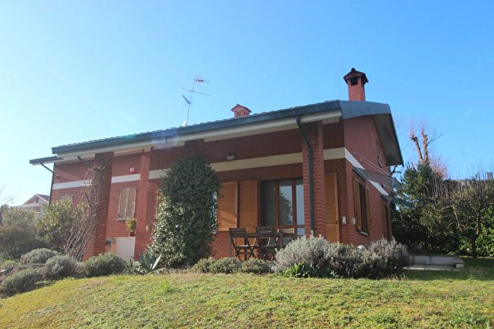 Casa con 8 locali in vendita in Via Iginio Tarchetti, Casale Monferrato