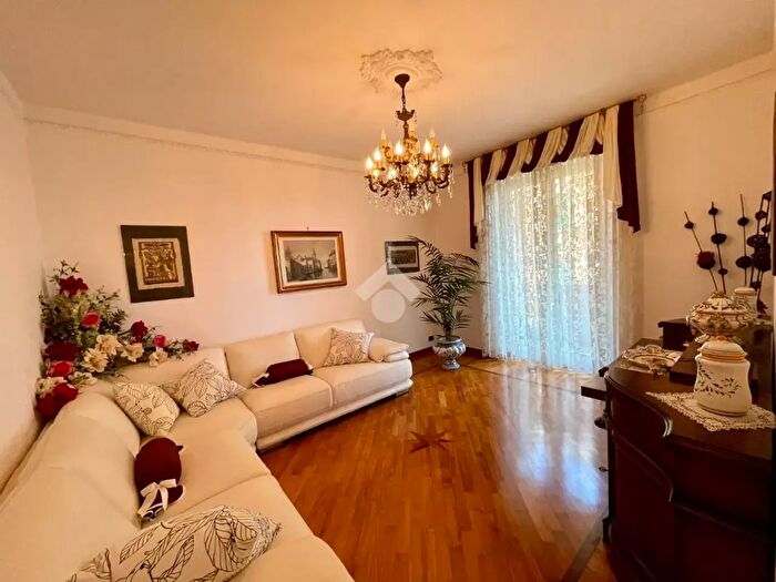 Appartamento con 6 locali in vendita in Via Elsa, Genova